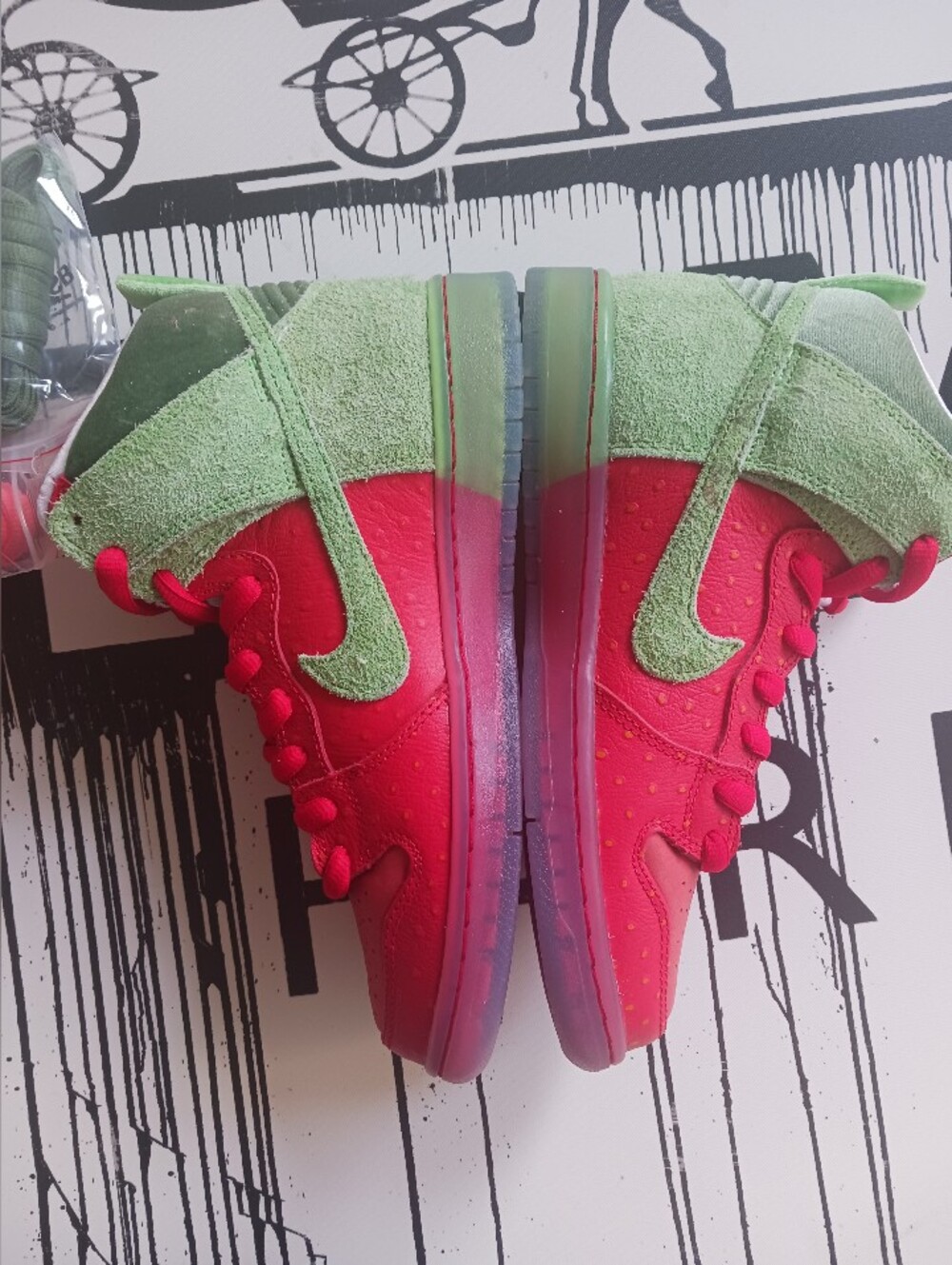 NEW Nike SB Dunk High Sneakers Strawberry Cough, Size EU 40, UK 6, US 7 - Picture 5 of 12
